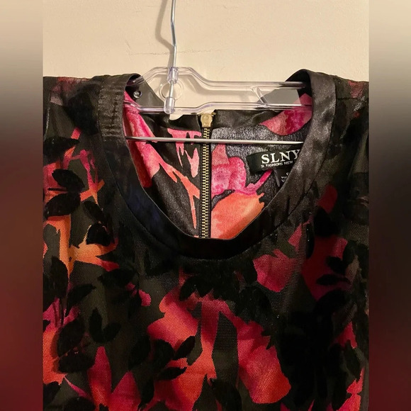 SLNY Vibrant Red Orange Floral Sheath Dress Black Velvet Burnout Overlay Size 6 - Picture 3 of 13